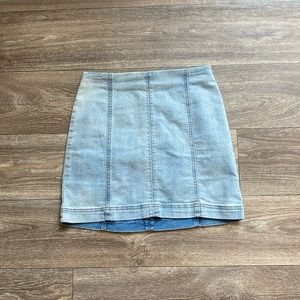 🌺 Light wash denim mini skirt